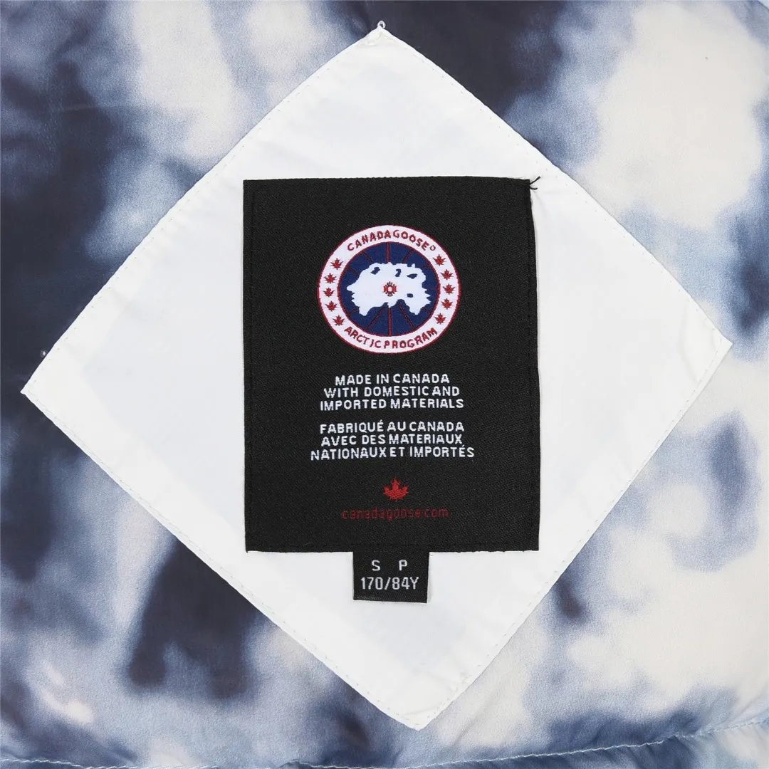 P860 Big Goose 01 Glacial White Label Down Jacket Canada Goose Canada Goose FW21 Chilliwack Series Glacial Haze White Label 01 Pilot Solid Color Hooded Down Jacket Down Jacket Winter Unisex Description: The Chilliwack bomber jacket was originally designed for pilots in uninhabited areas in northern Canada. It is durable, warm and easy to move, which can meet the needs of pilots working in the Arctic waterways. Chilliwack's iconic style remains popular and is a popular jacket from Canada Goose. The Northern Lights capsule collection is reimagined in rich hues inspired by the stunning colors of Canada's north. The Glacial Haze capsule series is improved with an eye-catching and layered color series, giving people the feeling of being caught in the mist around icebergs and glaciers. Material list: 1⃣ Original custom-made double plain 9500-100% nylon nylon fabric 2⃣ Original YKK zipper, not a sub-factory product 3⃣ National standard 80% widely inspected white duck down, (ZP uses 80% white duck down/everything that boasts 90% is fake) Material analysis characteristics: 1⃣ Original factory/9500-100% nylon100% nylon Lurex yarn is actually 100% nylon. Nowadays, there are few pure ones. Most of them are mixed with cotton or polyester. Our top-quality original version is developed in accordance with ZP and uses the same material. 2⃣ As we all know, the original version uses 80% white duck down. The fill power refers to the cubic inches of volume occupied by each ounce (30 grams) of down under certain conditions. If one ounce of down occupies 500 cubic inches, the fill power of the down is 500. So we can simply understand it as: fill power is the volume of down, and the volume of down is fill power. The higher the fill power of down, it means that under the same filling amount, down can fix a larger volume of air layer to keep warm and insulate, so the warmth retention of down is better. Summary: Note: In order to maximize profits during the production process, some businesses add toxic waste silk, 50 velvet, hand-feel velvet, etc. to clothes! But on the outside of the clothes, good fabrics are used. It is said to be 90% white duck down at purchasing agent level, or even more exaggeratedly said to be 90% white goose down, to fool the layman! (You can consult the official Big Goose. All authentic styles are made of white duck down.) I will also teach you a more practical trick: buy an authentic product from Tmall, and at the same time buy a piece of clothing from a merchant you trust, and come back to compare the details. (Tmall offers 7-day no-reason returns and S+ offers 15-day no-reason returns without affecting secondary sales.) ⚠️ Remember, you get what you pay for! Don't be greedy for small gains, or you will suffer big losses! Every customer is welcome to ask questions and we will continue to improve product quality and service! Product color: black, white, dawn blue, mood blue Size: S, M, L, XL, XXL